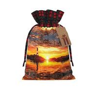 Bolsas de regalo de Navidad a cuadros de búfalo con etiquetas, bolsas de dulces de Navidad, pequeñas bolsas de regalo de Halloween, faro de mar al atardecer