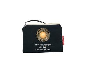 Bolso Monedero/Billetero/Tarjetero. Exterior: Algodón 100%. con Cremallera y Forro Interior. Incluye sobre Kraft de Regalo. Mod: SI TE RODEAS. Color: Crudo/Negro. 14x10 cm.