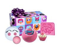 Bomb Cosmetics Bomb Babes - Juego de 5 piezas de baño y cuerpo envueltos a mano con aceites esenciales, incluye bombas de baño, jabón, ranúnculo y crema de baño
