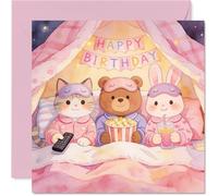 Bonita tarjeta de cumpleaños - Vibraciones acogedoras de fiesta de pijamas - adorables animales en pijama compartiendo palomitas de maíz bajo banderines de cumpleaños - 145 mm cuadrado, sobre incluido