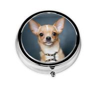 Bonito chihuahua. Este pequeño pastillero redondo es un organizador portátil de medicamentos de viaje con tres compartimentos para almacenar medicamentos diarios.