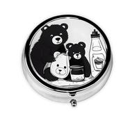 Bonito oso de botella de leche. Este pequeño pastillero redondo es un organizador portátil de medicamentos de viaje con tres compartimentos para almacenar medicamentos diarios.