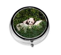 Bonito panda. Este pequeño pastillero redondo es un organizador portátil de medicamentos de viaje con tres compartimentos para almacenar medicamentos diarios.