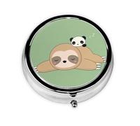 Bonito panda y perezoso. Este pequeño pastillero redondo impreso es un organizador portátil de píldoras y vitaminas, perfecto para bolsillos, bolsos y viajes.