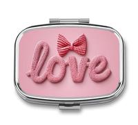 Bonito pastillero de punto rojo y rosa con texto en inglés "Love with Bow Pill Box" con 2 compartimentos, organizador de pastillas de viaje para bolso de bolsillo