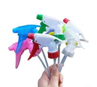 Boquilla de riego por pulverización ajustable para botellas de plástico, incluye contenedores de 1 L y 2 L, activación de presión manual, accesorio ligero de jardín