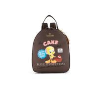 Braccialini Amy Lt - Mochila de piel sintética marrón con un estampado vibrante que muestra a Tweety mientras disfruta de un tentador trozo de pastel. El diseño se caracteriza por letras al estilo