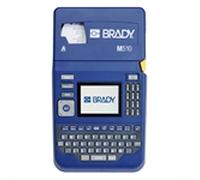 Brady M510 Impresora de Etiquetas Portátil - Máquina de Etiquetas - Etiquetadora Industrial para Etiquetas Resistentes a Productos Químicos - Incluye 1 Cartucho de Etiquetas - Sustituye a BMP51