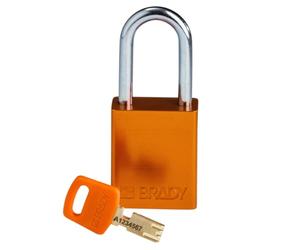 Brady SafeKey - Candado de aluminio - Candado de bloqueo con llave - Bloqueo de seguridad para uso en interiores y exteriores - Altura del grillete de 38,10 mm - Llave diferente - Naranja