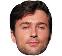 Brandon Sklenar (Stubble) Big Head. Máscara más grande que la vida.