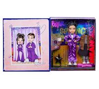 Bratz x Mean Girls Spring Fling Doll Janis- Muñeca de Moda Coleccionable con 2 Conjuntos, Esmoquin Morado y Accesorios Inspirados en la Película