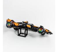 Brickify Soporte de exhibición compatible con LEGO Technic McLaren F1 42228 - Soporte de estante premium para modelos de coches de carreras de Fórmula 1 - Soporte de pantalla en ángulo para
