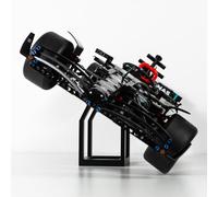Brickify Soporte de exhibición compatible con LEGO Technic Mercedes F1 W14 42171 - Soporte de estante premium para modelos de coches de carreras de Fórmula 1 - Soporte de pantalla en ángulo para