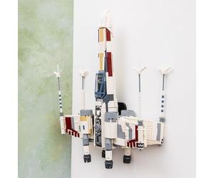 Brickify Soporte de pared compatible con LEGO Star Wars 75355 UCS X-Wing - Soporte de pantalla premium para modelos UCS Starship - Gancho de montaje en pared (modelo no incluido)