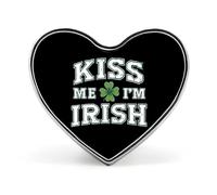Broche con forma de corazón "Kiss Me I'M Irish" (Bésame, soy irlandés) de aluminio para decorar mochilas y sombreros.