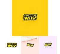 Broche con letras geométricas que marca tendencia, ideal para un estilo personal y un guardarropa versátil.