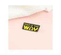 Broche con letras geométricas que marca tendencia, ideal para un estilo personal y un guardarropa versátil.