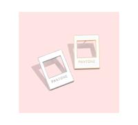 Broche creativo con letras Pantone para hombre y mujer con un diseño geométrico único.