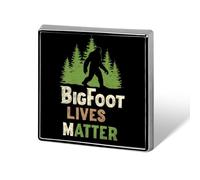 Broche cuadrado divertido con el lema "Bigfoot Lives Matter" (Las vidas de Bigfoot importan), 1,8 cm (0,7 pulgadas), ideal como accesorio de ropa para hombres y mujeres.