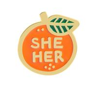 Broche de aleación con arte de naranjas de frutas y letras THEY SHE/HER para identidad de género. Broche de frutas, talla única, como se describe