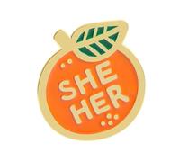 Broche de aleación con arte de naranjas de frutas y letras THEY SHE/HER para identidad de género. Broche de aleación, talla única, como se describe