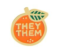 Broche de aleación con arte de naranjas de frutas y letras THEY SHE/HER para identidad de género. Broche de aleación, talla única, como se describe