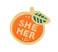 Broche de aleación con arte de naranjas de frutas y letras THEY SHE/HER para identidad de género, talla única, como se describe