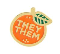 Broche de aleación con arte de naranjas de frutas y letras THEY SHE/HER para naranjas de género, One Size, como se describe