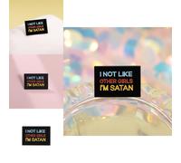 Broche de dibujos animados de moda con letras coloridas. Insignia única "No me gustan otras chicas, soy un demonio".