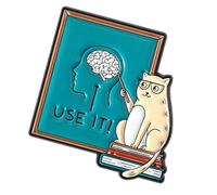 Broche de dibujos animados de regalo único que representa al profesor de gato en gafas apuntando a la cabeza para estimular el pensamiento, broche de enseñanza esmaltado