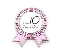 Broche de insignia con texto en inglés "I am 10 years old age young", color rosa, Medium, Metal