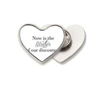 Broche de metal con diseño de corazón con texto en inglés "Now is the Winter"