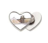 Broche de metal con diseño de corazón del Museo del Louvre en París