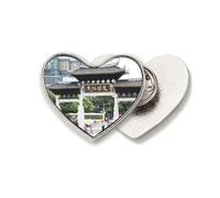 Broche de metal con diseño de corazón y arquitectura tradicional china