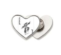 Broche de metal con diseño de corazón y diseño de cartas negras