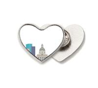 Broche de metal con diseño de corazón y edificios de la ciudad de Canadá