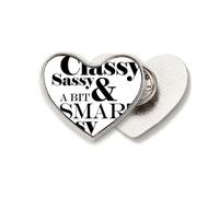 Broche de metal con diseño de corazón y texto «Classy Sassy & A Bit Smart Assy»