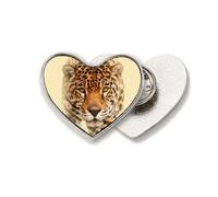 Broche de metal con diseño de guepardo cerca de un pedo feroz