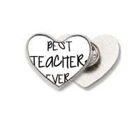 Broche de metal con texto en inglés "Best Teacher Ever" con citas en forma de corazón