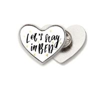 Broche de metal con texto en inglés "Let's Stay In Bed"