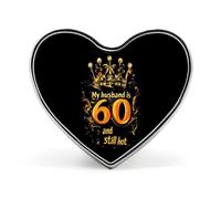 Broche de solapa con texto en inglés «My Husband Is 60 Still Hot Heart», accesorios de vestir, boda, cumpleaños, para hombres y mujeres, Love form, Metal