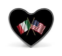 Broches de metal con forma de corazón con las banderas de Italia y Estados Unidos. Broches de metal con forma de corazón.