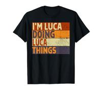 Broma Divertida de cumpleaños de Retro I'm Luca Doing Luca Things Camiseta gráfica económica