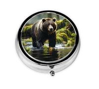 Brown Bear Pounce Este pequeño pastillero redondo impreso es un organizador portátil de pastillas y vitaminas perfecto para bolsillos, bolsos y viajes.