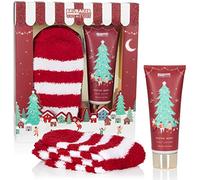 BRUBAKER Cosmetics Set de Regalo Navideño con Fragancia de Bayas de Invierno - Calcetines de Felpa Extra Suaves con 110 ml de Loción para Pies - Set de Navidad para Mujeres y Hombres