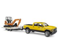 bruder 02546 - RAM Servicio de Alquiler con miniexcavadora - 1:16 camioneta, Todo Terreno, Jeep, Obra, vehículo de construcción, Juguete a Partir de 4 años