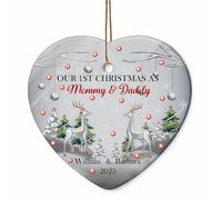 BSQUIELE Adorno personalizado con texto en inglés "Our First Christmas As Mommy & Daddy" 2023, nombres personalizados, renos, papá, mamá, adornos para nuevos padres, bebés, primera Navidad como