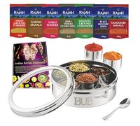 Bub Masala Dabba - Caja de especias de acero inoxidable con tapa, cuchara y libro de recetas, 18,5 cm, incluye 7 especias Rajah en paquetes resellables, juego de regalo (lata de especias 7 y kit de