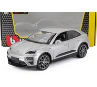 Bburago - Porsche Macan 4 Electric, Coche de Juguete a Escala 1:24, Réplica Detallada con Capó y Puertas Que se Abren, Licencia Oficial Porsche, Surtido Aleatorio, Edad Recomendada 3+ Años