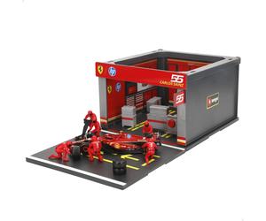 Burago - Set Box Ferrari SF23 Carlos Sainz 1:43, coche metálico die-cast, box 3D, 6 mecánicos, producto oficial Ferrari, recomendado a partir de 3 años, juguete dinámico, pieza de colección ,ideal